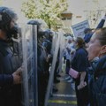 Opozicija u Albaniji zapalila baklje u parlamentu, protestuje protiv Rame