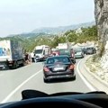 Аутобус слетео са пута, најмање двоје људи страдало: Стравична несрећа у Црној Гори