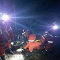 Dramatične fotografije spasavanja na Divčibarama: Spasioci uspešno evakuisali devojku (32) koja je pala sa litice visoke 80…