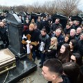 Potresna slika: Otac Dejana Milojevića bio utučen na sahrani sina, a preminuo je samo 10 dana kasnije (foto)