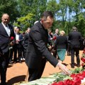 Vulin odao poštu žrtvama genocida: Položio cvet u grobnom polju Topole