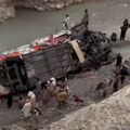 Najmanje 20 putnika poginulo kada je autobus sleteo sa puta u Pakistanu