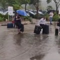 Drama ispred tivatskog aerodroma, ljudi nose kofere preko bujice! Nevreme napravilo potop u Crnoj Gori! (video)