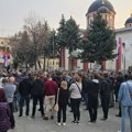 Protest u znak podrške svešteniku Nikoli Simiću ispred Saborne crkve (FOTO)