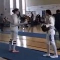(Video) Odbila da se takmiči s transrodnom protivnicom: Američka mačevalka skinula masku i kleknula, potom je…