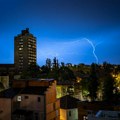 Nevreme širom Srbije u toku noći: Upozorenje RHMZ na olujni vetar i pljuskove sa grmljavinom