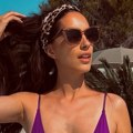 (Foto) skinula se Marija Egelja: Voditeljka nakon porođaja izgleda kao avion: Podelila slike sa plaže i napravila haos na…