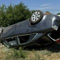 Težak udes kod sela Čumića: Automobil završio na krovu, uviđaj u toku