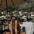 Tange podigla do pupka: Sonja Šašić napravila selfi u kupaćem u wc, spremna za plažu, a tek da vidite gornji deo bikinija…