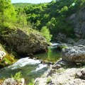 Ova srpska banja poseduje prirodni fenomen! Pored vode nudi i lekovito blato koje posebno utiče na zdravlje: Pristupačne i…