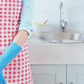 Upozorenje vodoinstalatera: Nikako ne smete da sipate vrelu vodu u sudoperu, evo i zašto