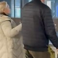 Goca Šaulić sa unukom sletela u Beograd: Udovica pevača u opuštenom izdanju, evo kako je reagovala na novinare