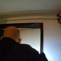Baka se vratila iz crkve i zatekla provalnika u kući, a njen genijalan potez ostavio je i policiju u šoku