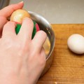 Kako najefikasnije izbeleti jaja za Uskrs: Trikovi za savršenu podlogu za farbanje