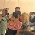 (Foto) Estrada se sjatila na duplo slavlje kod Kaće Grujić: Ruke pune kovertama, cvećem, plišanim medvedićima, pevačica…