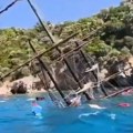 Drama kod Marmarisa: Potonuo turistički brod sa 148 putnika! Ljudi skakali u more kako bi preživeli (video)