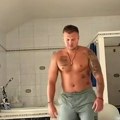 Ovo nije WC, ovo je garsonjera! Stefan Karić pokazao kako trenira u toaletu luks vile na Zvezdari: Svi u šoku