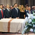 Tramp na sahrani Grejema izgledao kao da se bori da ostane budan: Snimci iz katedrale pokrenuli polemiku na mrežama