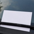 "Gospođetina" parkirala auto nepropisno pa ostavila neobičnu poruku na šoferšajbni - ubrzo postala hit na mrežama: "Otišla sam…