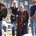 Mala Cana zakasnila na pomen Andriji Bajiću: Ćerke stigle prve, ona pala na kolena na grobu