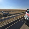 Drama kod Batajnice! Pijani vozač sleteo sa autoputa prema aerodromu! Automobilom probio sve pred sobom, sa teškim povredama…
