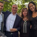 "Slavimo život i porodicu" Ana Ivanović podelila sliku sa privatnog veselja: Sa ocem i bratom zagrljena pozirala, svi pucaju…
