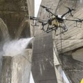 Uhvaćeni u nesvakidašnjoj akciji na Kosmaju: Dronom prali spomenik visok preko 30 metara! (video)