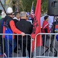 Albanci izgazili zastavu Srbije u blizini zgrade UN u Njujorku