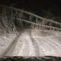 Mećava napravila haos širom Srbije: Bez struje više stotina ljudi, sneg napadao pola metra, sablasni prizori na putevima…