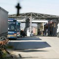 Srbi raseljeni s kosmeta blokirali magistralni put kod rudara u oba smera: Ne daju prolaz vozilima koja voze Albanci preko…