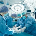 Prvi put u Nišu u civilnom zdravstvu urađena operacija smanjenja želuca robotskim staplerskim uređajem