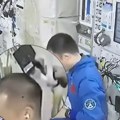 Traži se astronaut, prednost imaju ćelavi ljudi: Da li ste ikada zapitali kako se šišaju u svemiru? Ovaj snimak je hit…