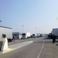Na graničnom prelazu Sremska Rača na izlazu iz zemlje kamioni čekaju 4 sata