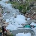 Voda bela od sapunice u reci Trnavici: Stanovnici novopazarskog naselja u šoku, plaše se ekološkog incidenta