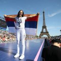 Pariz je video srpsku vicešampionku! Aleksandra prodefilovala ispred Ajfelovog tornja: Tri prsta, srpska zastava i srebrna…