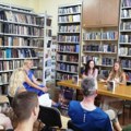 Roman prvenac Maje Marković: Promocija „Nevidljivog nasleđa“ u paraćinskoj biblioteci (foto)