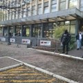 FOTO Policija pod punom opremom čuva sud u Novom Sadu iako je blokada odložena