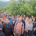 Protest građana u Leposaviću Policija ne dozvoljava prilaz Hali sportova! Na ulazu tabla sa simbolima tzv. Kosova (video)