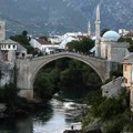 "Skočio pijan, nije znao da je mogao da ubije decu": Turista skočio sa Starog mosta, novi detalji iz Mostara