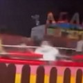 (Video) Sedište se otkačilo, ljudi "lete" na sve strane! Četvoro povređenih kada se vrteška raspala tokom festivala: Horor…