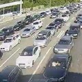 Kolaps na više graničnih prelaza: Na Batrovcima se čeka 8 sati, situacija ništa bolja ni na ovim granicama: Ljudi šetaju pored…