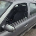 Aktivista "Aranđelovačkog zbora" razbio staklo na vozilu OIK-a, pobegao sa lica mesta