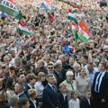 Nakon položene zakletve Mađar se obratio okupljenima na trgu, zastava EU ponovo na zgradi parlamenta