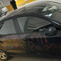 Studentu u Novom Sadu išarali auto uvredljivim porukama nakon što je stavio nalepnicu „Studenti pobeđuju“