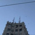 Скинут билборд „Србија побеђује“ са Палате Албанија: Беле чиопе поново са младунцима, окончан протест у Коларчевој