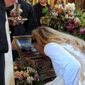 SPC: Od Spasovdana do večeras 478.000 vernika se poklonilo Bogorodičinom pojasu