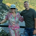 Lepa Brena se ne odvaja od sina Viktora: Folk zvezda u šarenom kompletu grli naslednika: Otišli na odmor iz snova