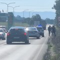 Dva vozila završila u kanalu kod Čačka, muškarac teško povređen