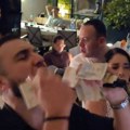 Pevačima ruke pune para, a on sav iscepan: Isplivao snimak sa Mirčetove proslave, voditeljka završila na stolu (video)
