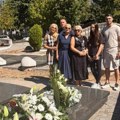 Porodica i prijatelji se okupili na groblju: Šaban Šaulić bi danas napunio 75 godina (foto)
